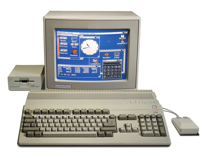 Commodore Amiga 500 con monitor, unidad de disco y mouse