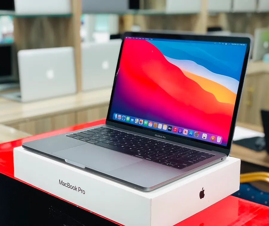 MacBook Pro abierta, con teclado y pantalla encendida