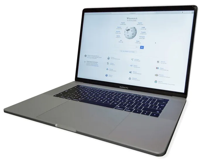 MacBook Pro con Touch Bar, modelo 2016, en ángulo sobre fondo blanco de estudio