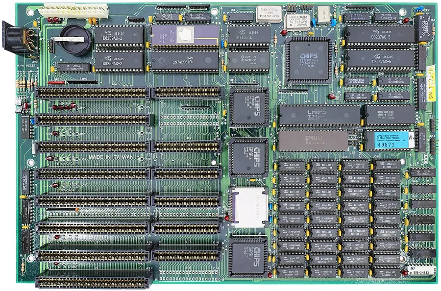 Placa madre completa con chips, ranuras de expansión y circuitos integrados