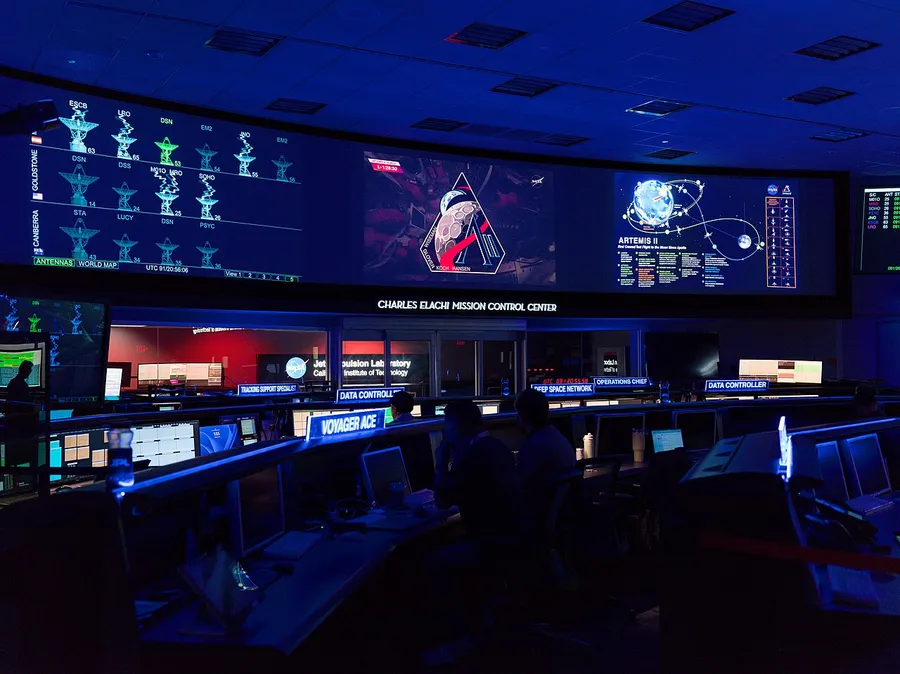 Centro de control de misión con pantallas de datos en tiempo real