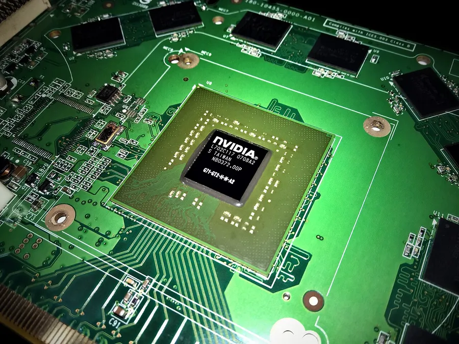 Chip GPU soldado en una placa de circuito verde, vista macro