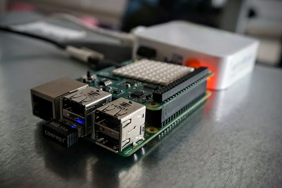 Placa Raspberry Pi con módulo de sensores y adaptador WiFi conectado