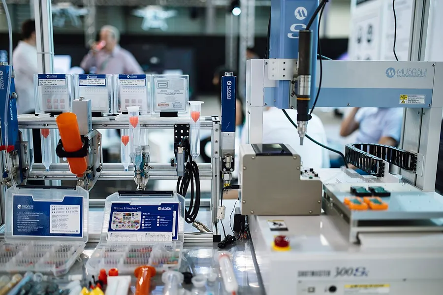 Brazo robótico industrial en una estación de laboratorio automatizada