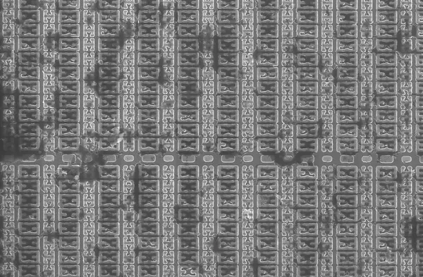 Fotografía de microscopio electrónico de barrido mostrando los circuitos grabados en un chip de silicio