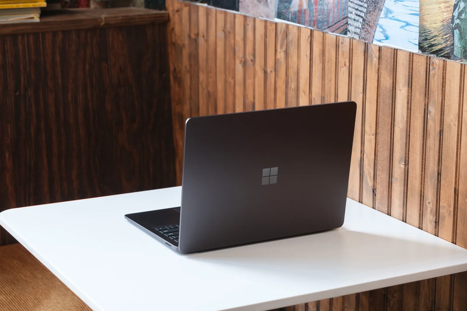 Microsoft Surface Laptop color negro, vista trasera con el logo de Windows, sobre un escritorio